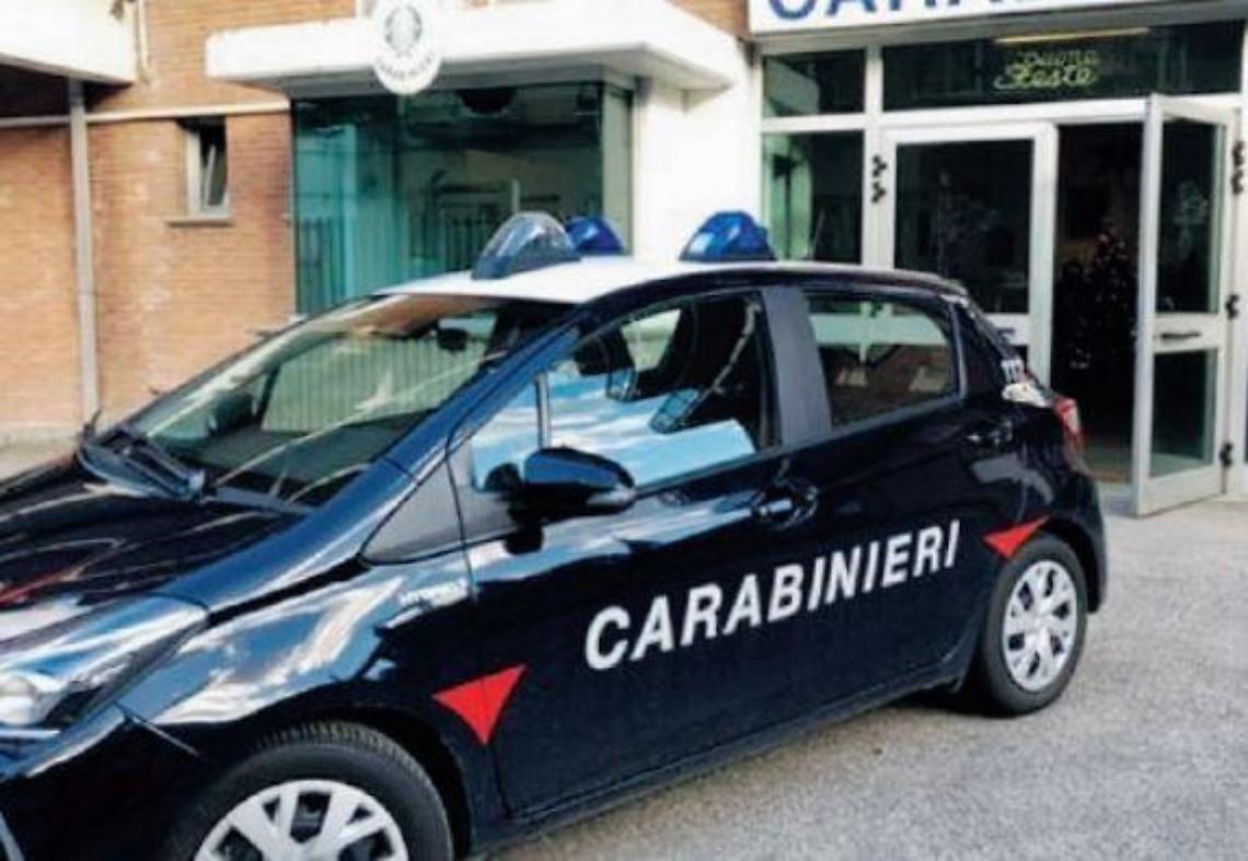 Smontavano il cancello di una casa confiscata: beccati e denunciati in tre