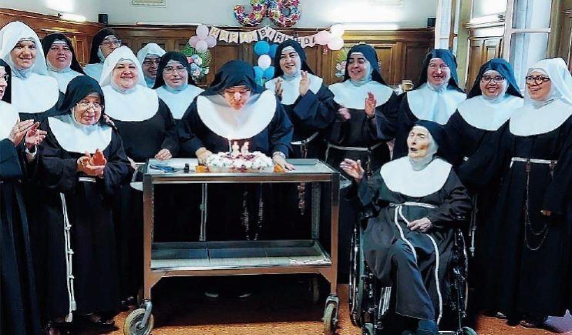 Suore di clausura ma...molto social: pagina Facebook nel mirino, esplode la polemica