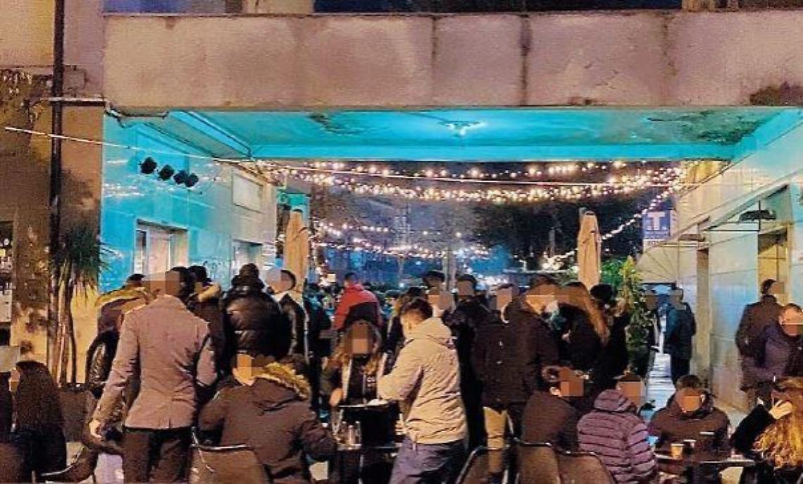 Covid, scuole chiuse ma folla in centro: assembramenti ovunque e genitori furiosi