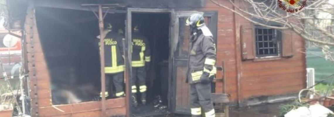 Casa di legno avvolta dalle fiamme: trovato il corpo carbonizzato di una donna