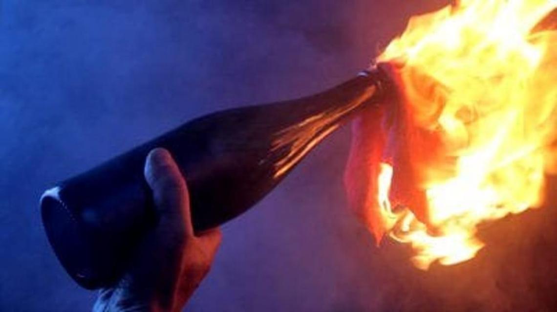 Incendiata l'auto di una 40enne, è caccia all'uomo: indagini serrate