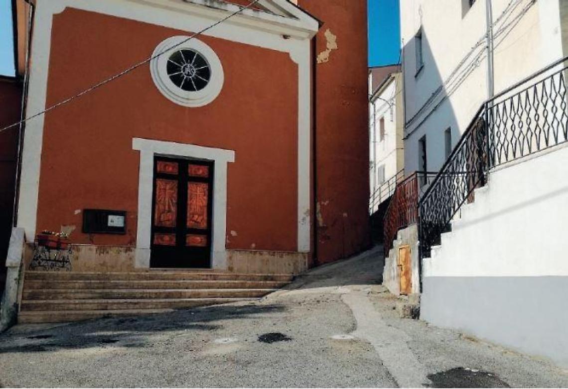 In chiesa con l'ombrello, infiltrazioni d'acqua pericolose: chiesti interventi