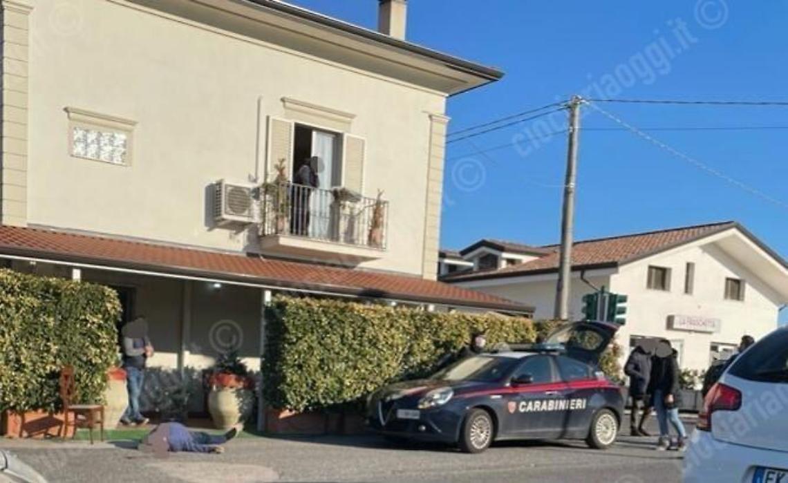 Uomo a terra esanime dopo una lite, elitrasportato d'urgenza: è grave