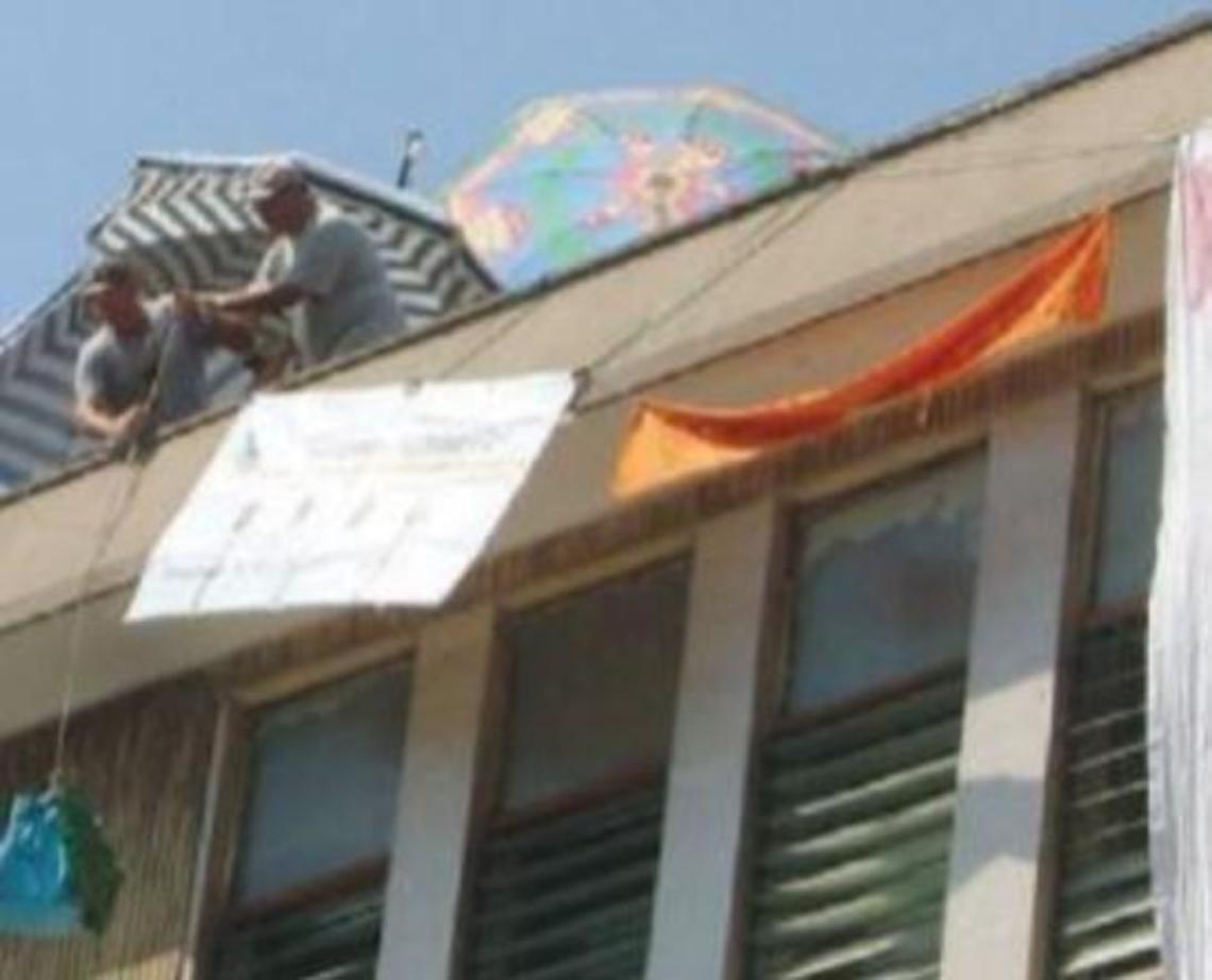 Ex lavoratori occuparono il tetto del municipio: dopo 10 anni si chiude il processo