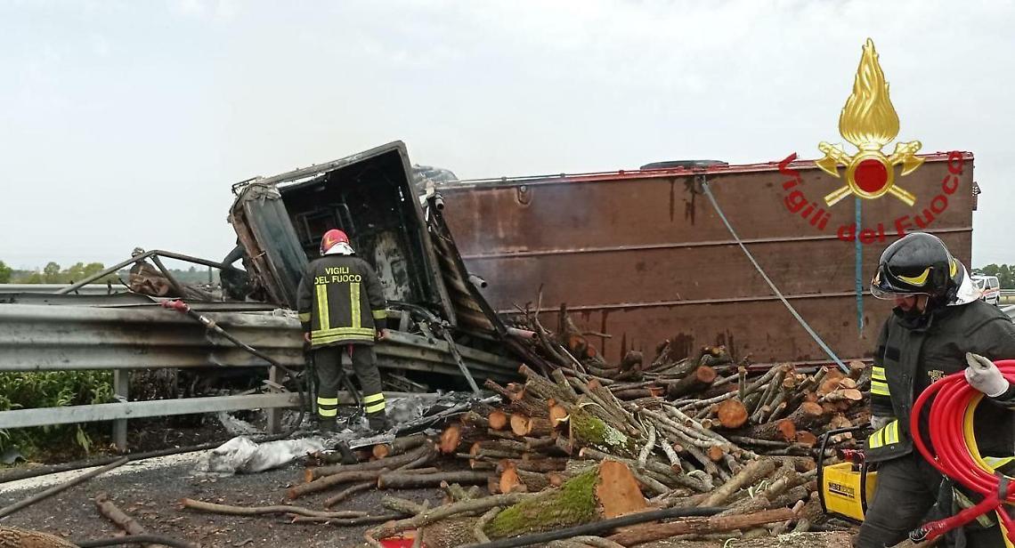 Si ribaltò con il camion e morì carbonizzato in autostrada: nuove indagini