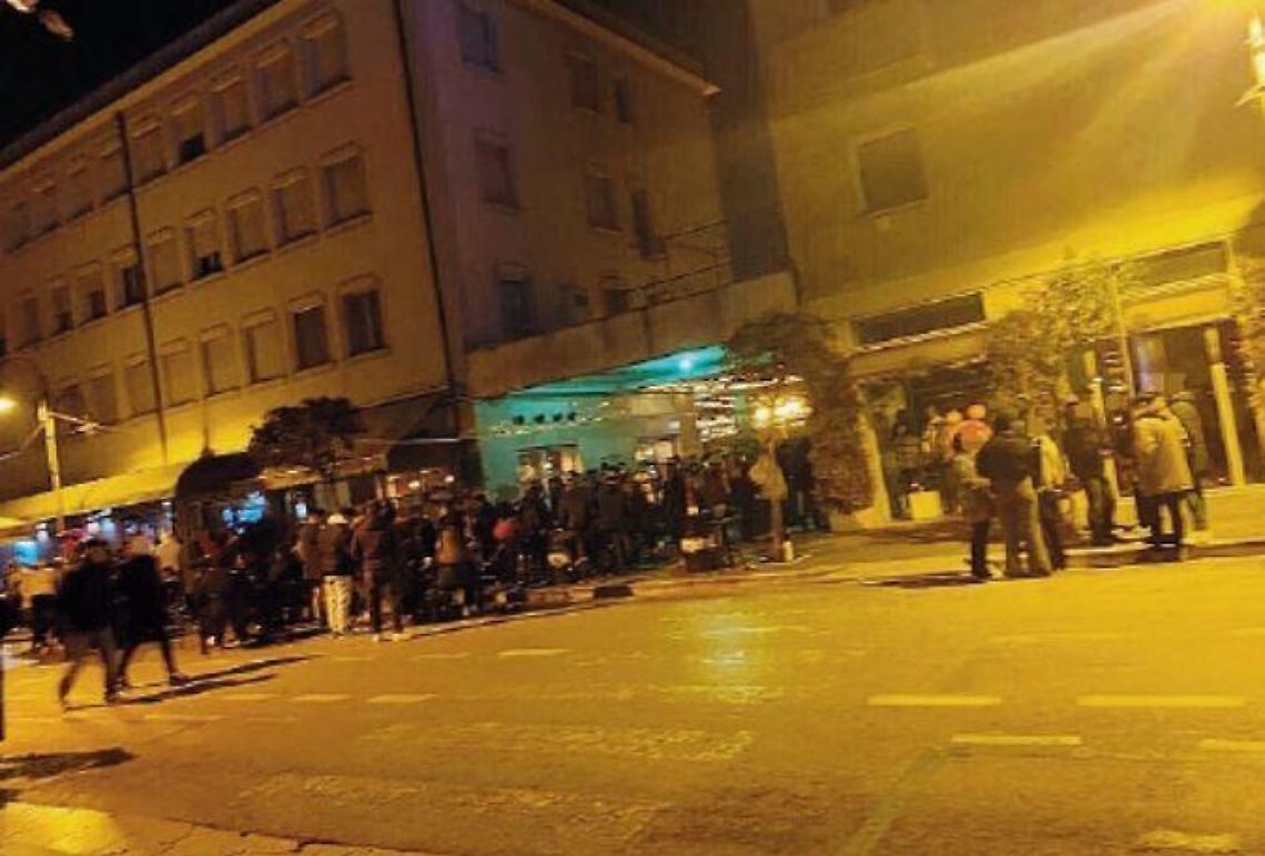 Troppi contagi e il centro si riempie ogni fine settimana: assembramenti sotto accusa