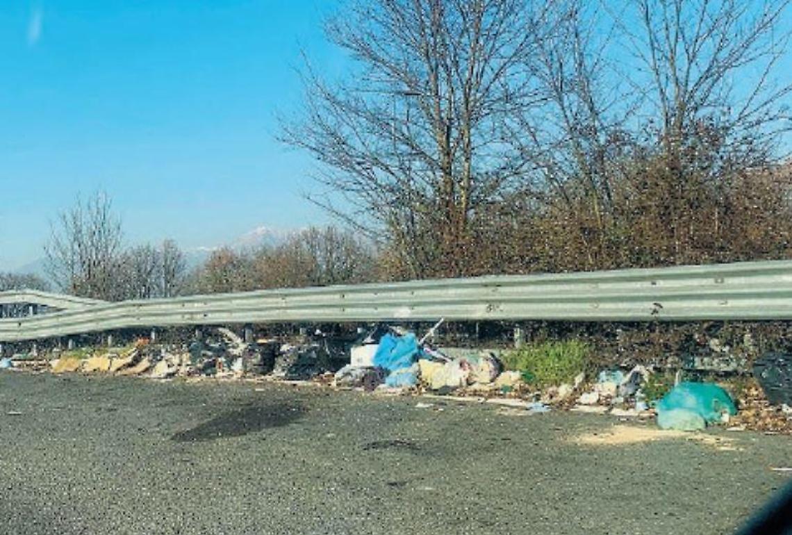 Rifiuti abbandonati sulle piazzole in superstrada: lo scempio non ha fine
