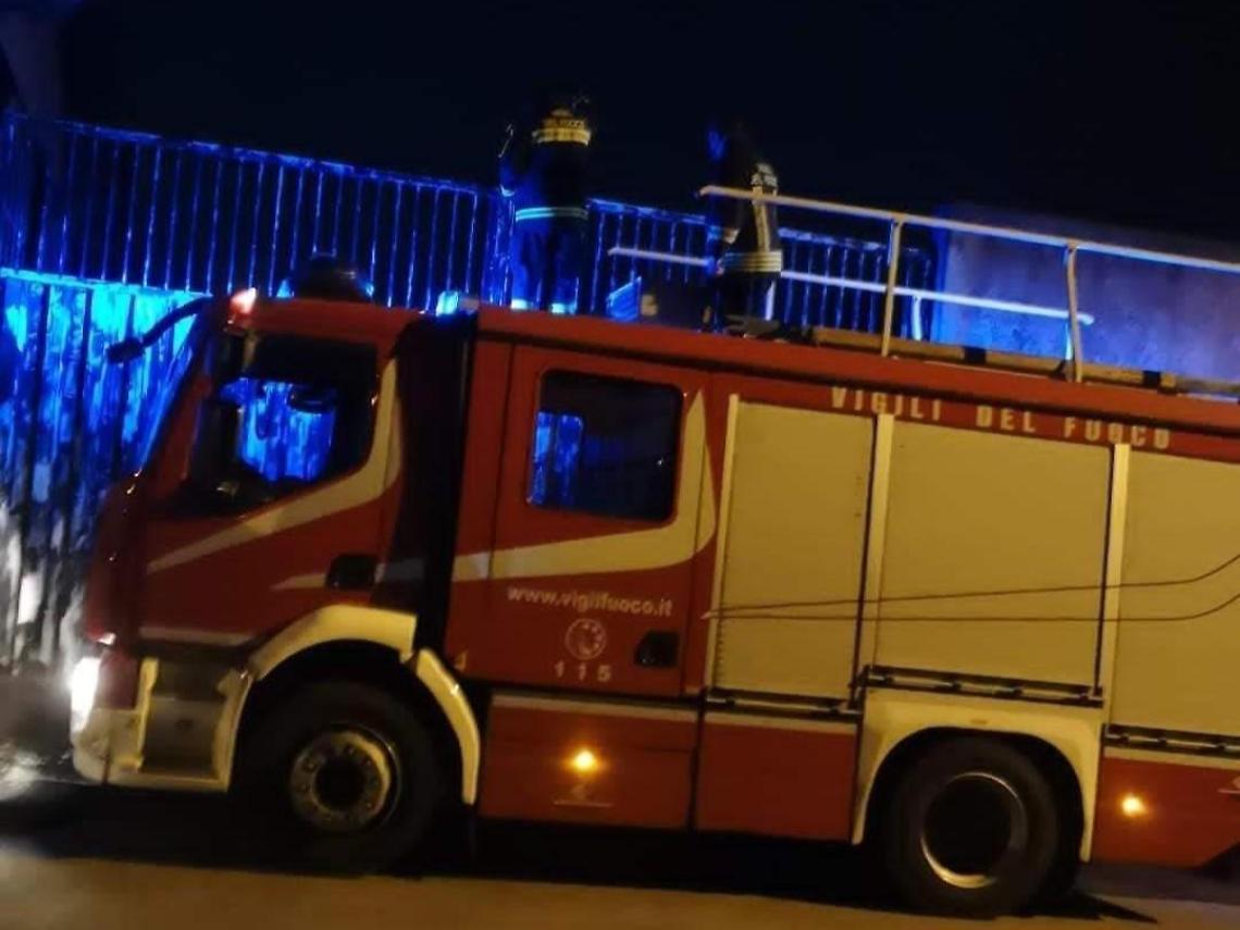 Esplosione in via Cellaro, residenti in strada e paura: è giallo sull'accaduto