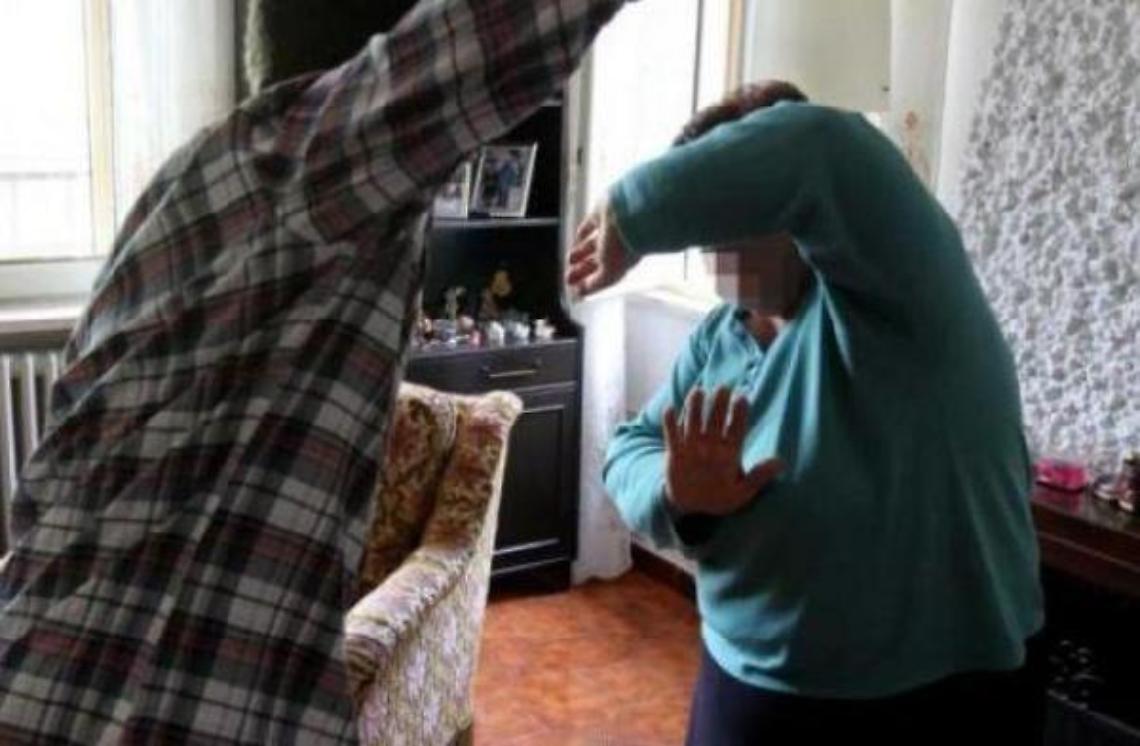 Orrore in casa: figlio picchia brutalmente l'anziana madre disabile