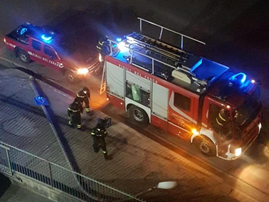 Tir abbatte un palo della pubblica illuminazione: colpa di una manovra sbagliata
