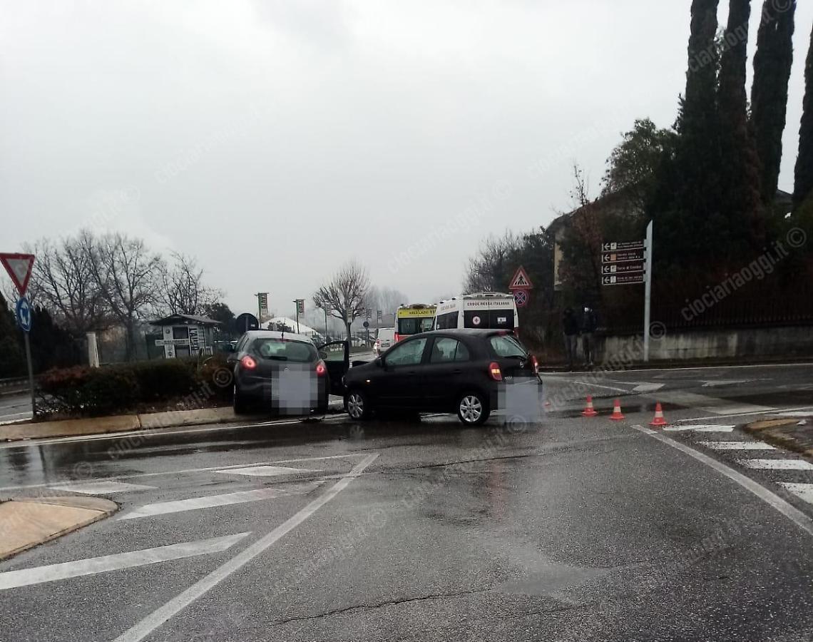 Incidente tra due auto alla rotatoria: due uomini in ospedale