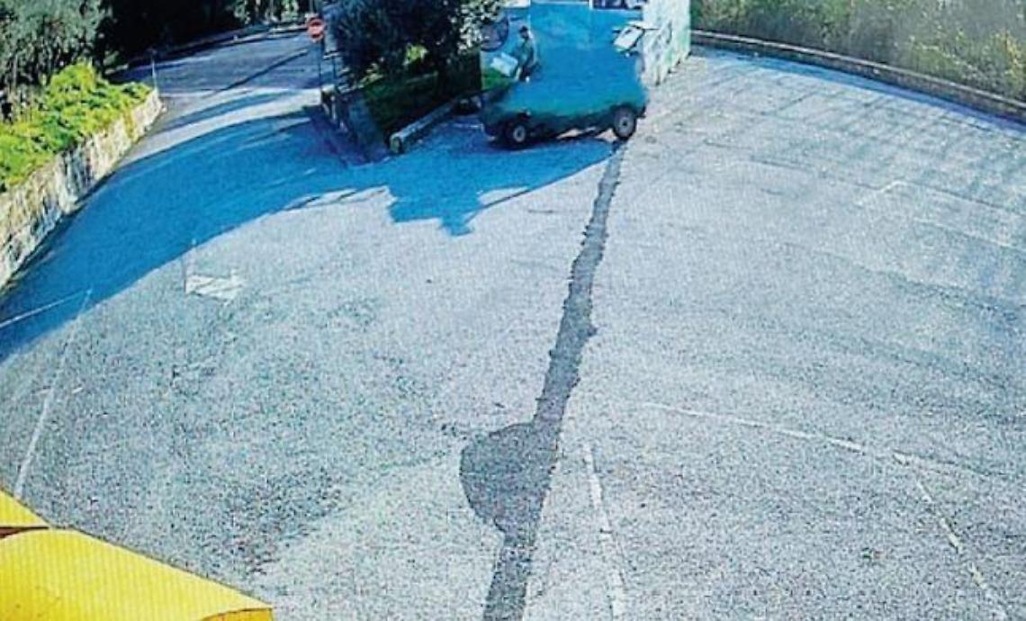 Abbandona rifiuti e anche un water davanti al cimitero: incastrato dalle telecamere