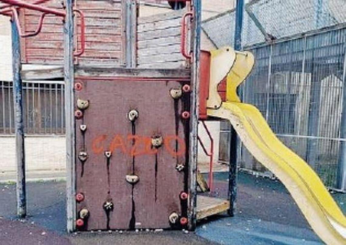 Vandali in azione nell'area giochi di piazza Labriola: dura la condanna