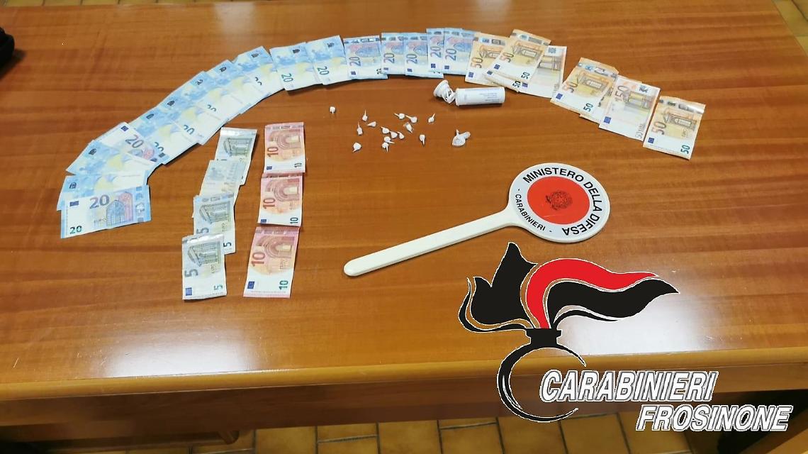 Spaccio, tenta di disfarsi della cocaina ma viene beccato: arrestato pusher