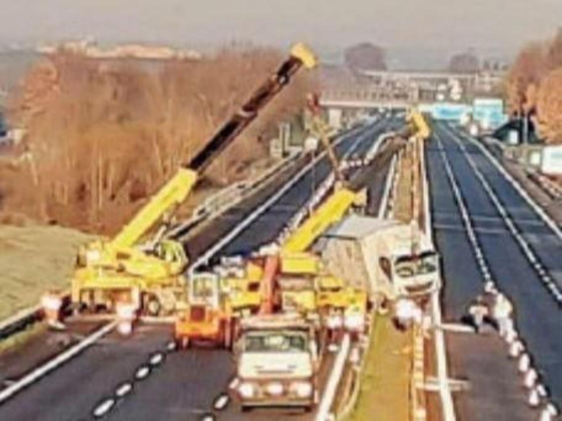 Incidente in A1, tir finisce sul new jersey e resta in bilico: momenti di terrore