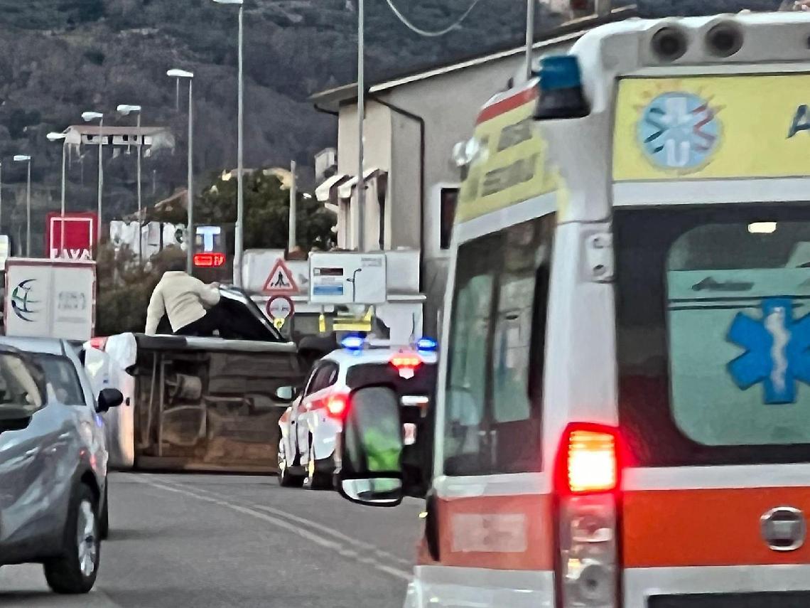 Rocambolesco incidente in periferia: auto si ribalta, soccorsi sul posto