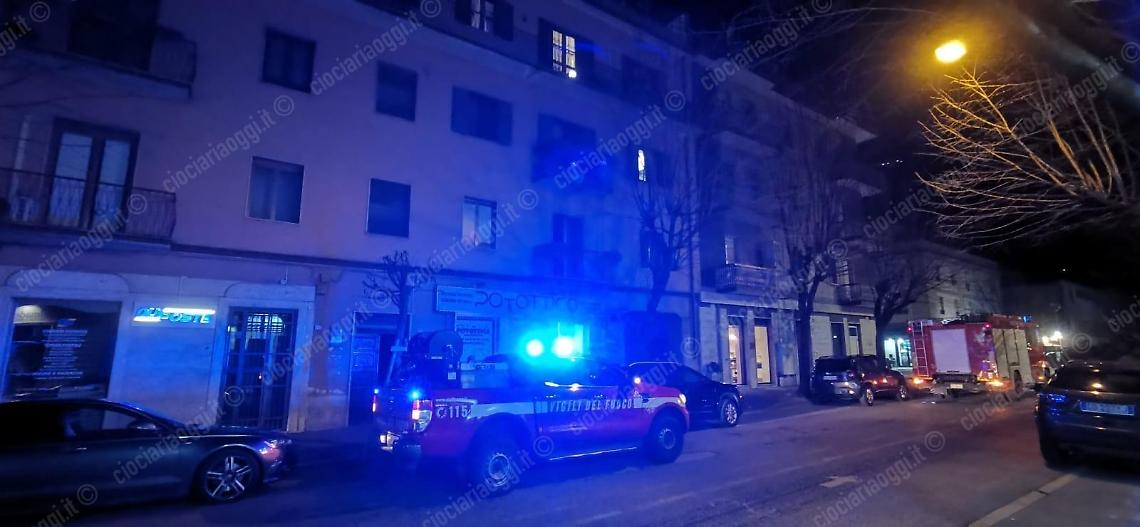 Canna fumaria prende fuoco, fumo in strada e paura: soccorsi sul posto