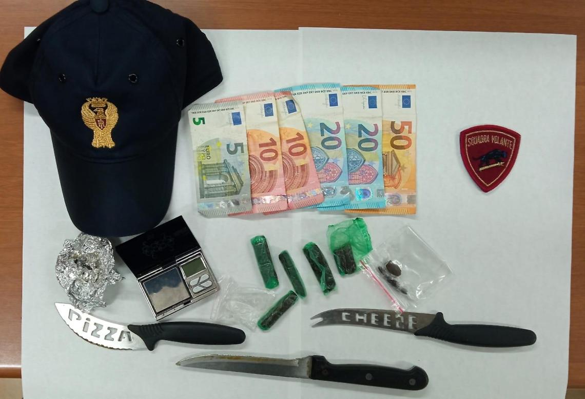 Spaccio in pieno giorno: pusher arrestato dopo aver ceduto hashish ad uno studente