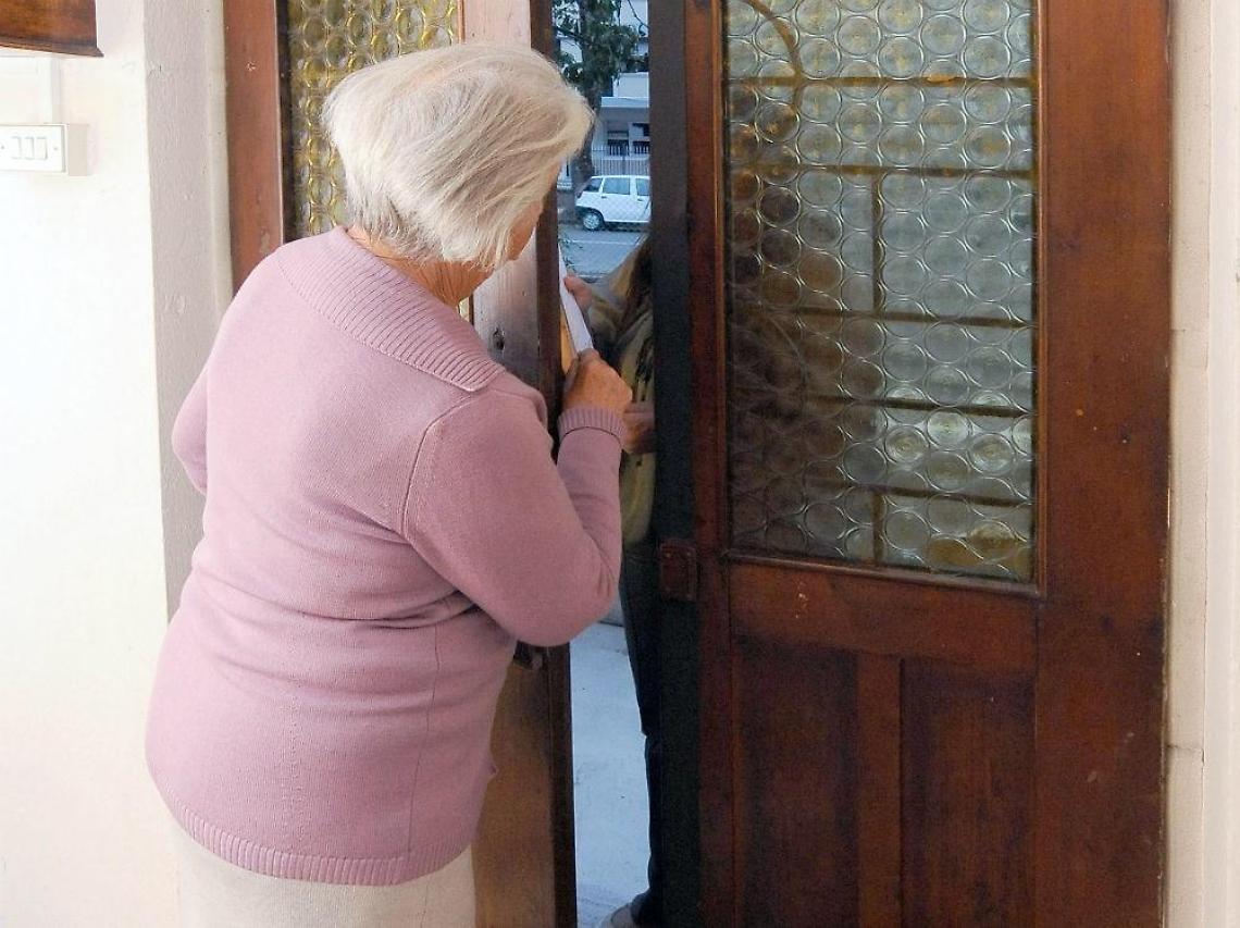 Anziana derubata di 5mila euro con la 'truffa della donazione': un uomo nei guai