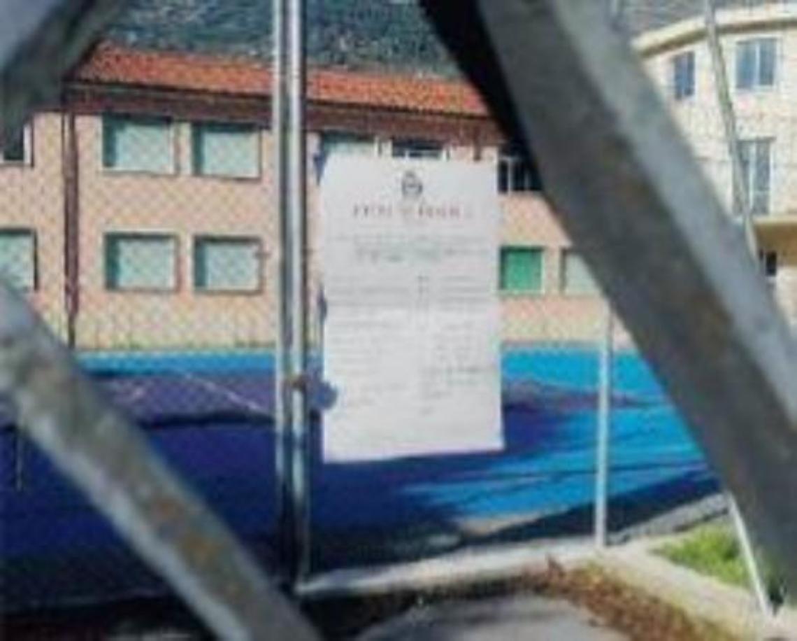 Scuola San Rocco, cancelli ancora chiusi: i genitori esigono risposte