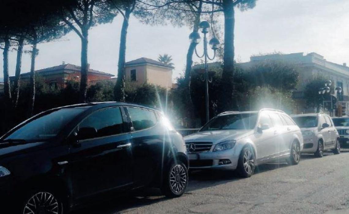 La sosta selvaggia continua, snobbata l'ordinanza: fioccano le multe
