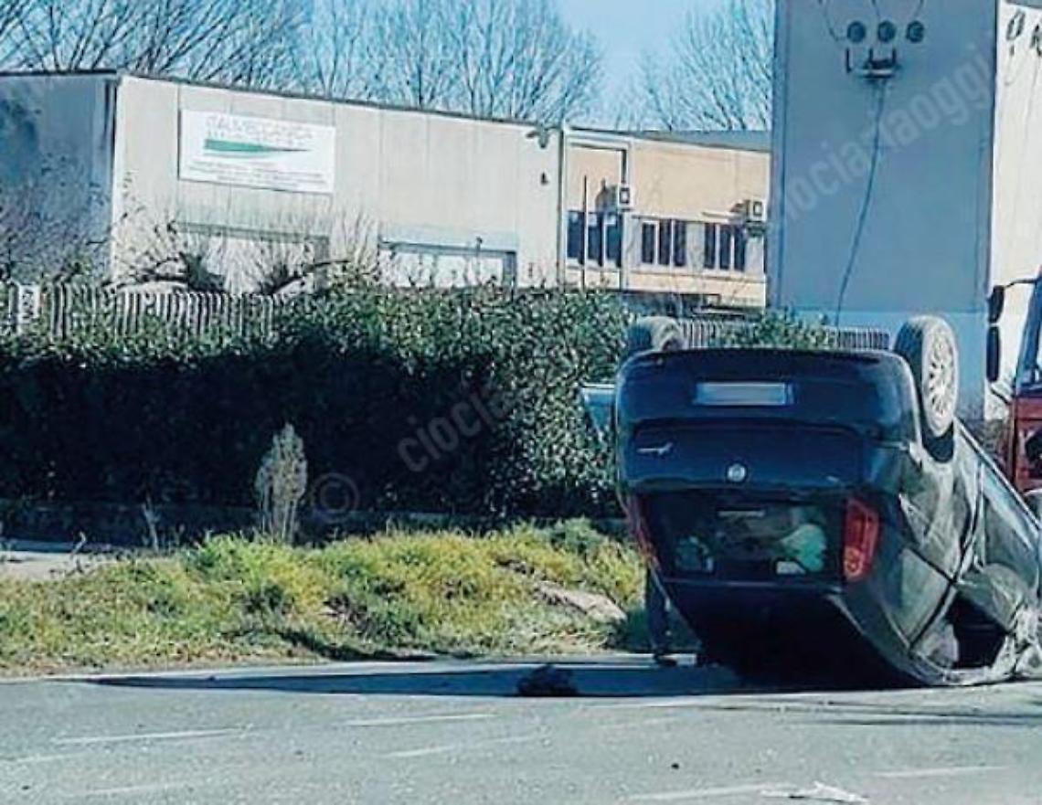 Auto esce fuori strada e si ribalta in via Morolense: paura per il conducente