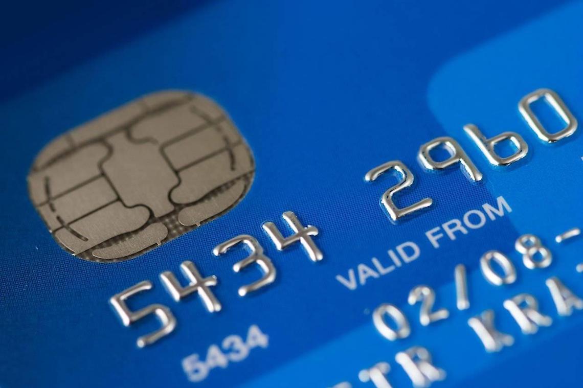 Ingannano un'amica e le rubano la poste pay: un 47enne e una 52enne nei guai