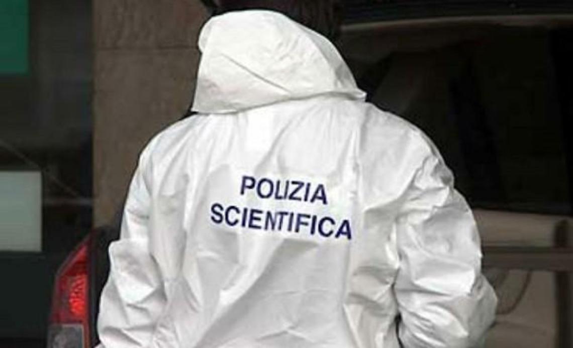 Orrore in casa: nasconde il cadavere della mamma nel baule, era morta da mesi