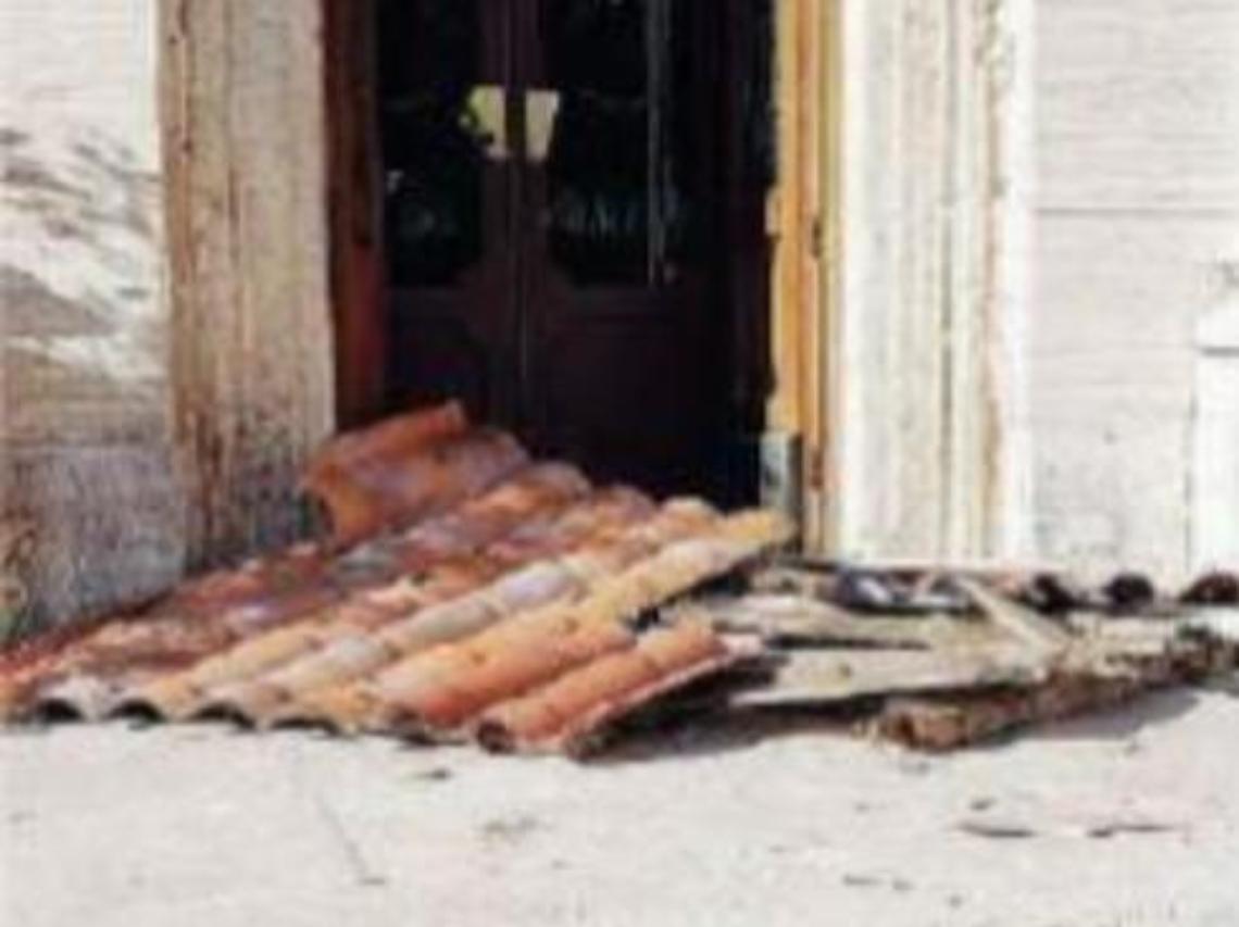 Vento forte, una tettoia finisce davanti alla cattedrale: pericolo in strada