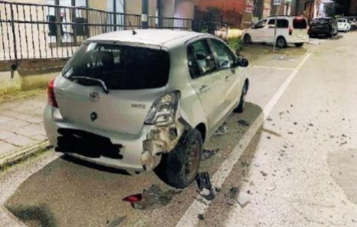 Si schianta contro un'auto in sosta e fugge: rintracciato il responsabile