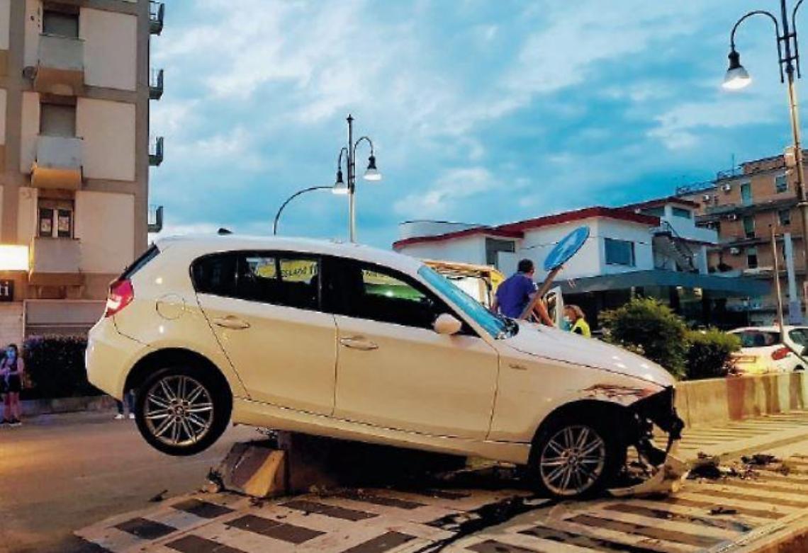 Auto sulle fioriere di via Aldo Moro: giovane guidava sotto l'effetto di droga
