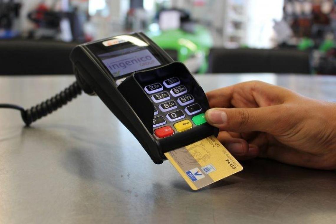 Truffa del pos malfunzionante: benzinaio furbetto inganna cliente e finisce nei guai