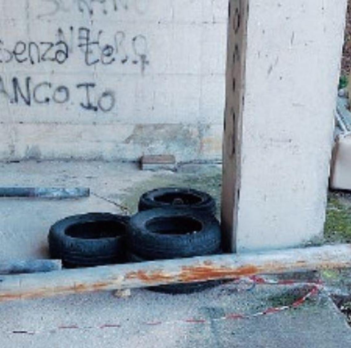 Pneumatici, ingombranti e altri rifiuti sotto la piazza: il degrado è servito