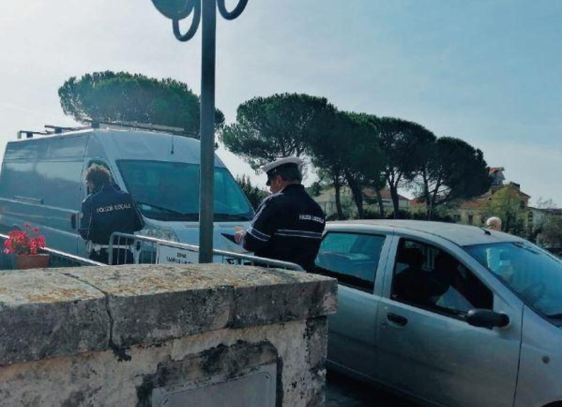 Sosta selvaggia sui ponti per andare al mercato: raffica di multe