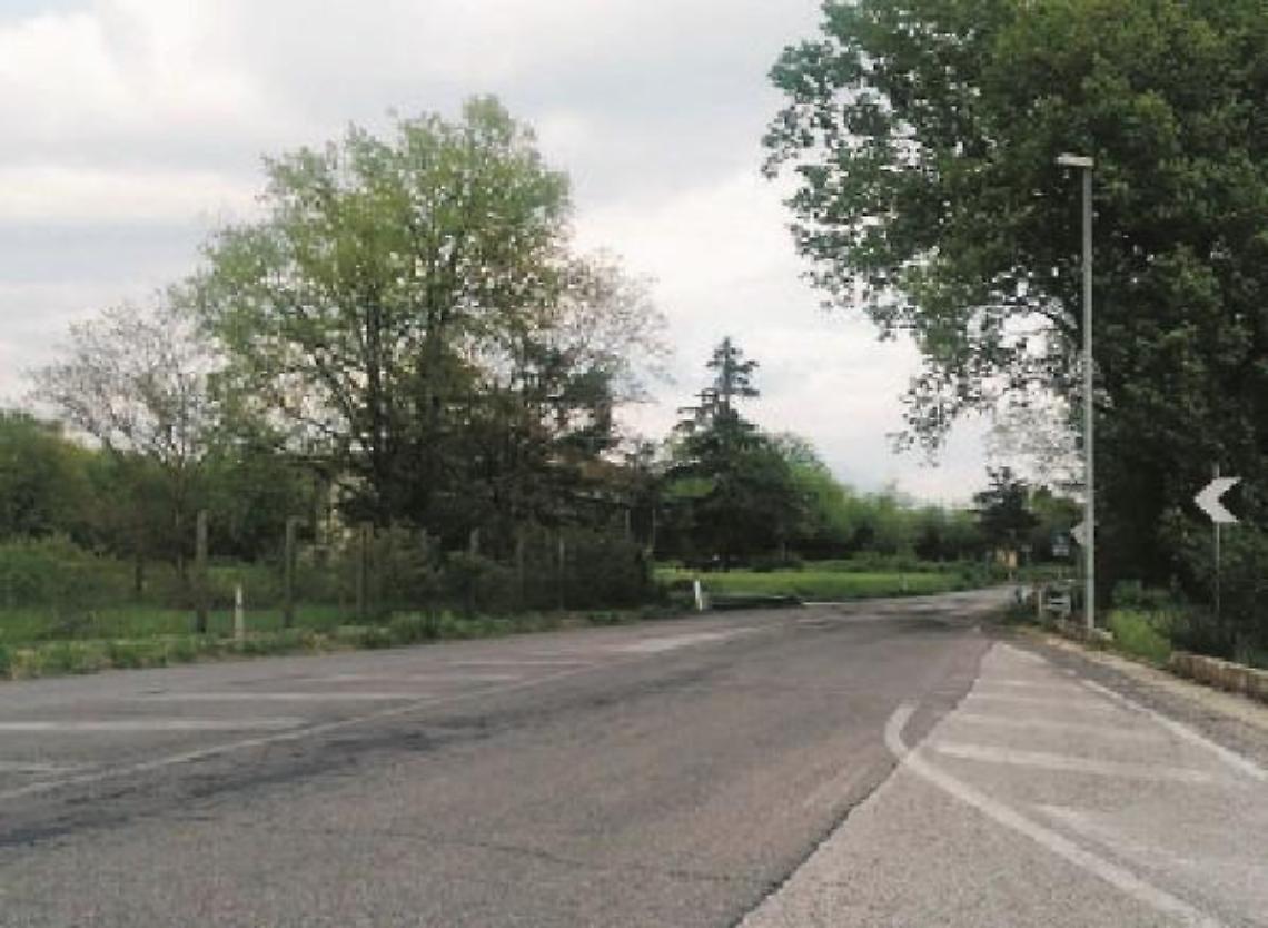 Casilina pericolosa: giovane esce di strada con l'auto e finisce in un fossato