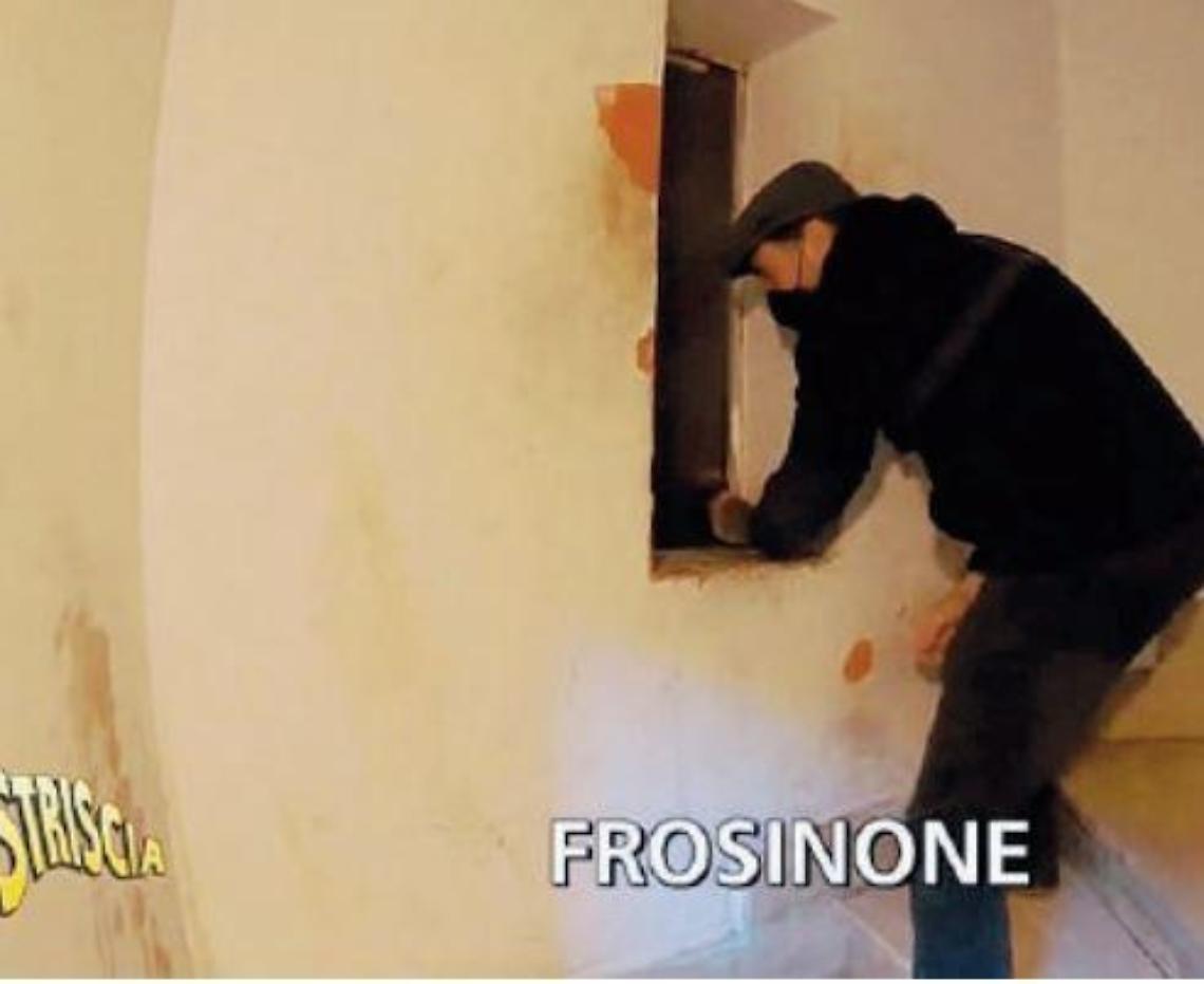 In onda il blitz di Brumotti al Casermone: lo spaccio di droga dalla “finestrella”