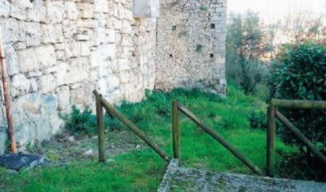 Vandali in azione: distrutte le staccionate e oltraggiate le mura poligonali