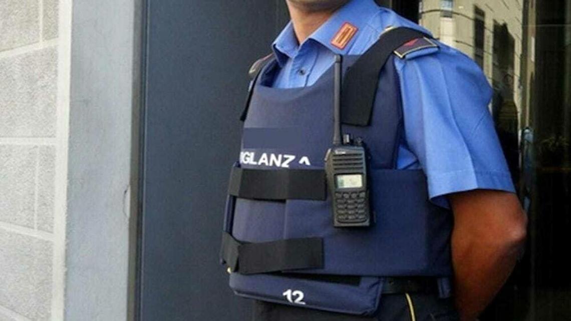 Ladri nel centro commerciale: il furto con una forbice da manicure e un tronchesino