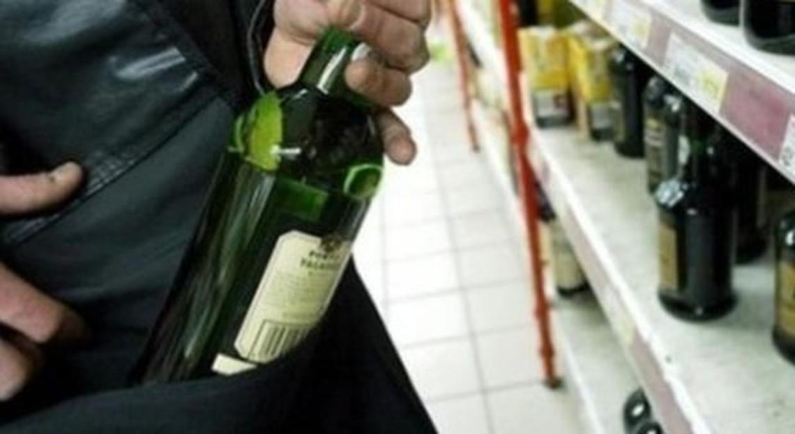 Maxi furto di alcolici, i ladri tentano la fuga: arrestati due rumeni