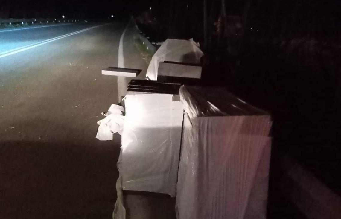 Perde il carico di materiale sulla superstrada: autista rintracciato e sanzionato