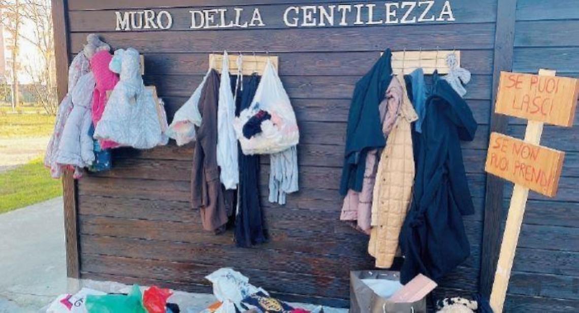 Gentilezza al...chiodo: ecco un muro dove poter lasciare abiti, scarpe e giochi