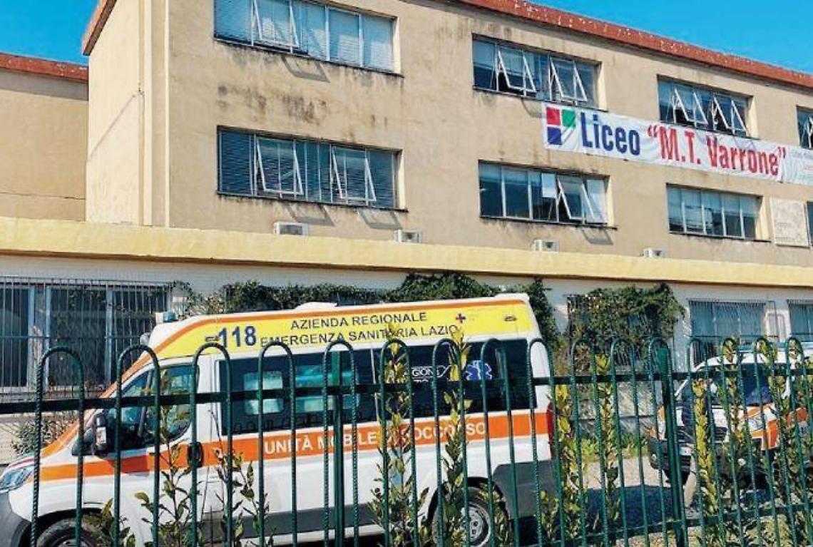 Si accascia e muore nel cortile della scuola: Mario Giliberti stroncato da un malore