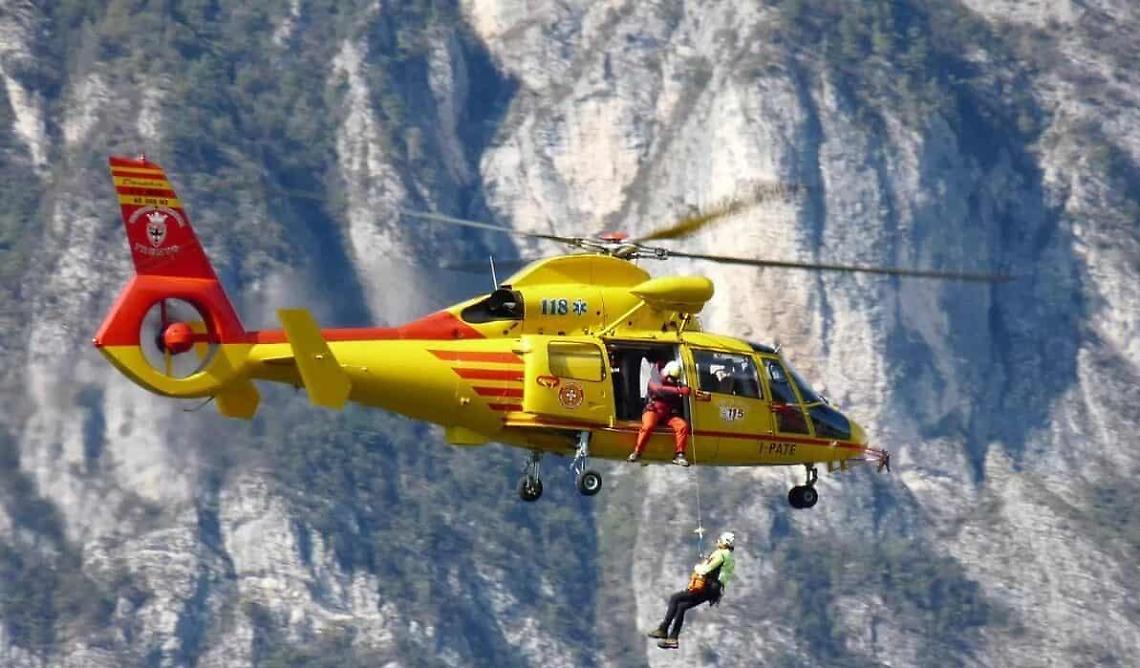 Scivola e rotola per molti metri: momenti di terrore per un escursionista ferito
