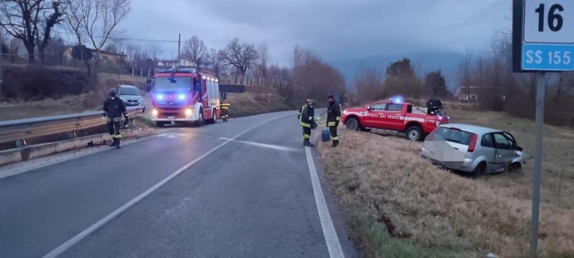 Esce fuori strada con l'auto: ferita una donna, attimi di paura