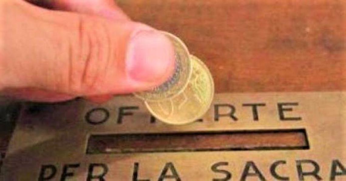 Furto in chiesa: i ladri portano via i candelabri e la cassetta delle offerte