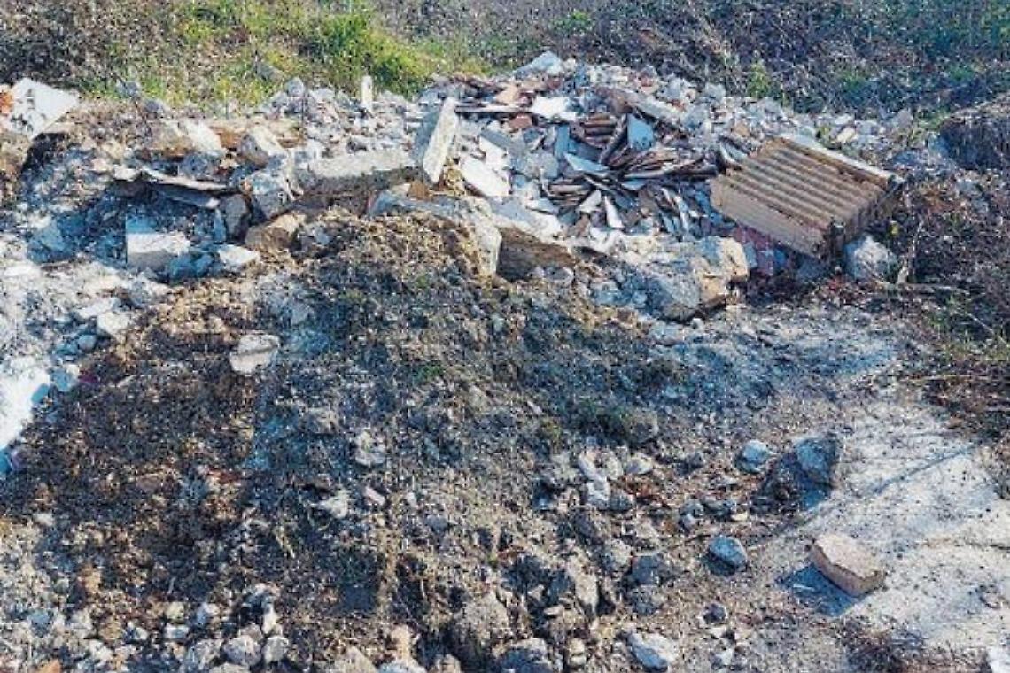 Rifiuti di ogni genere abbandonati ovunque: uno scempio senza fine
