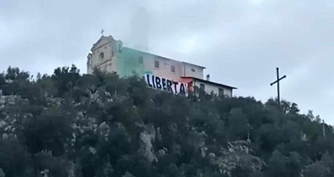 Green Pass, monta la protesta no-vax: lo striscione sulla Madonna delle Grazie