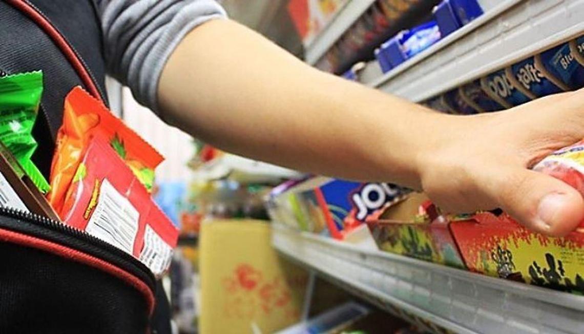 Furto di latte e biscotti: l'autore è lo stesso del falò in casa, il grido di aiuto