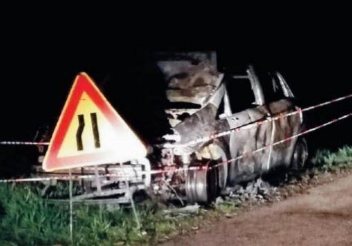 Auto divorata dalle fiamme, miracolato il conducente: forte lo choc