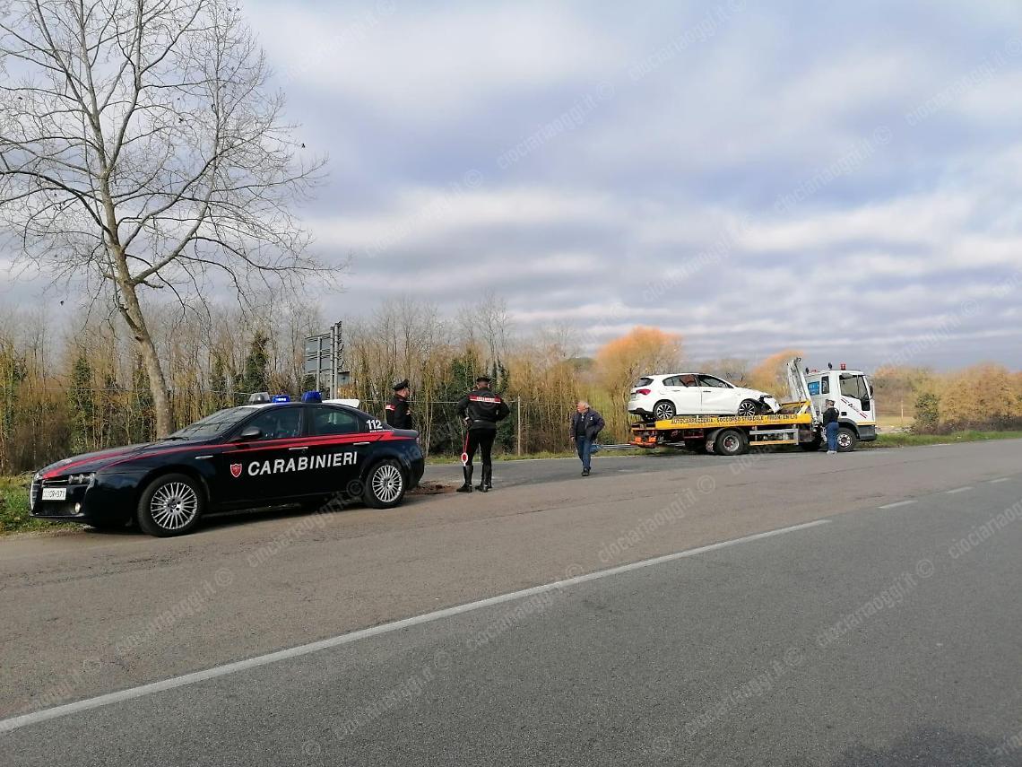 Auto si ribalta dopo l'impatto con un albero: due giovani miracolati